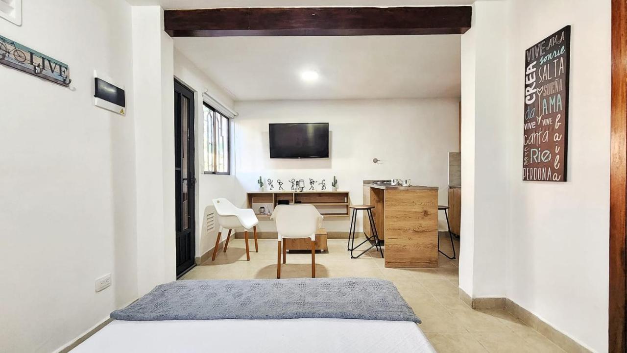 Couples Retreat In Laureles Estadio Private Studio, 1br 1bath Kit Apartment *